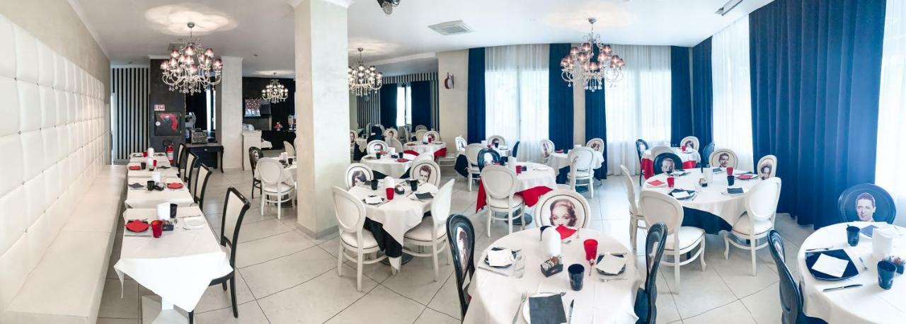 Hotel Le Cinema Gatteo a Mare Bagian luar foto